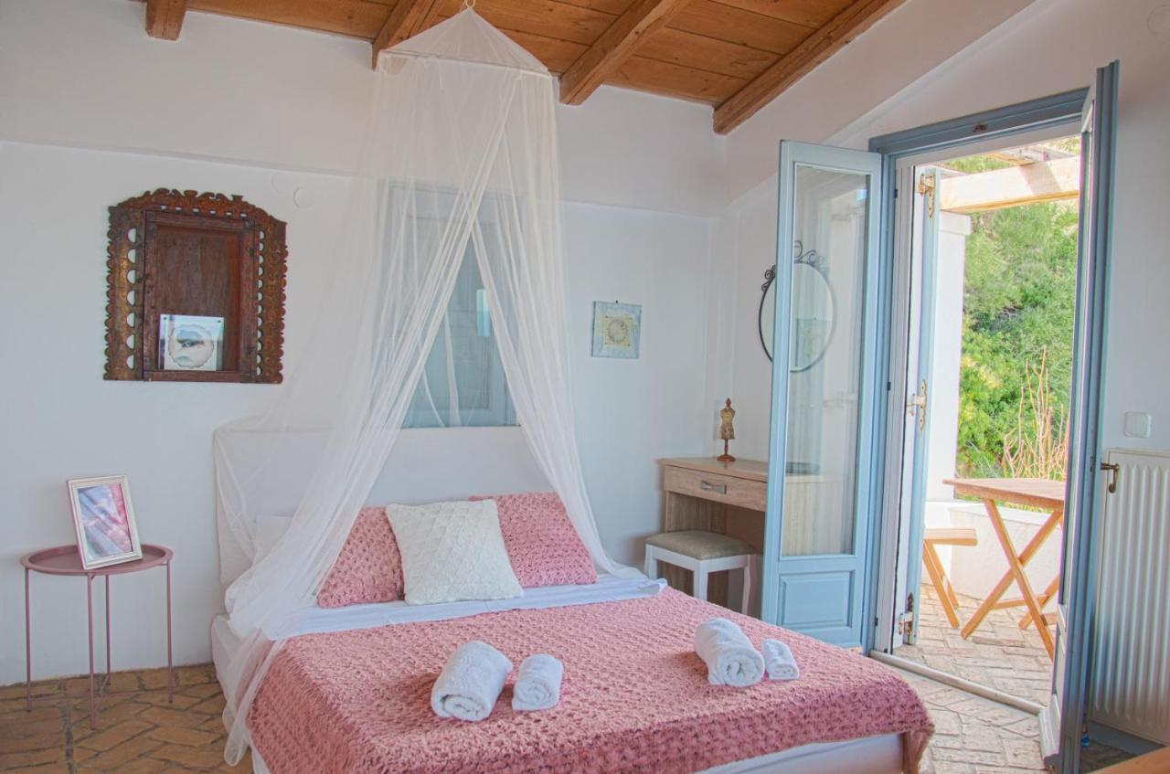 Villa Von Sophia / The House Agioi Apostoloi (Evia)